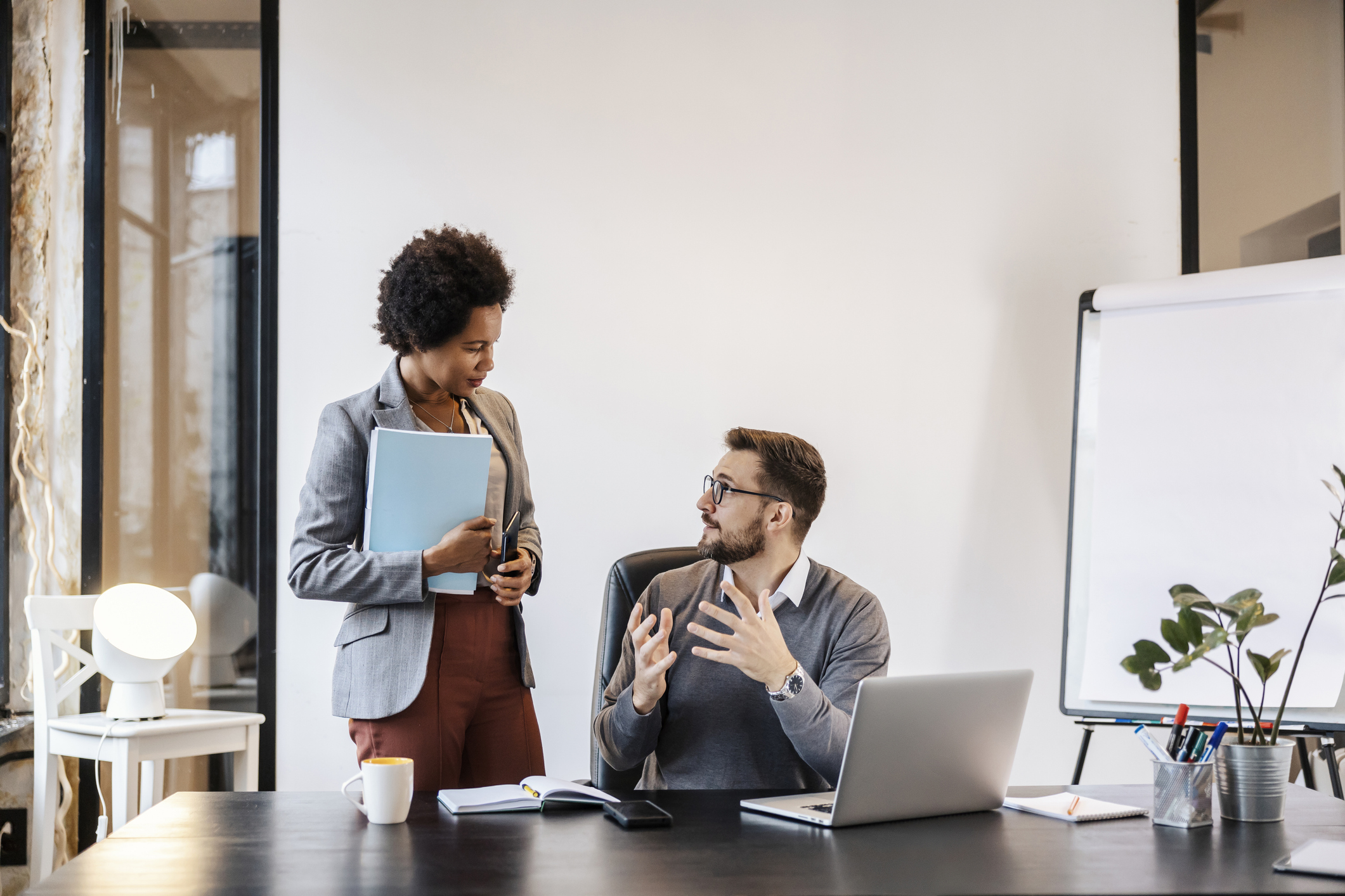 Twee vaste partners bespreken samen de organisatie en haar processen