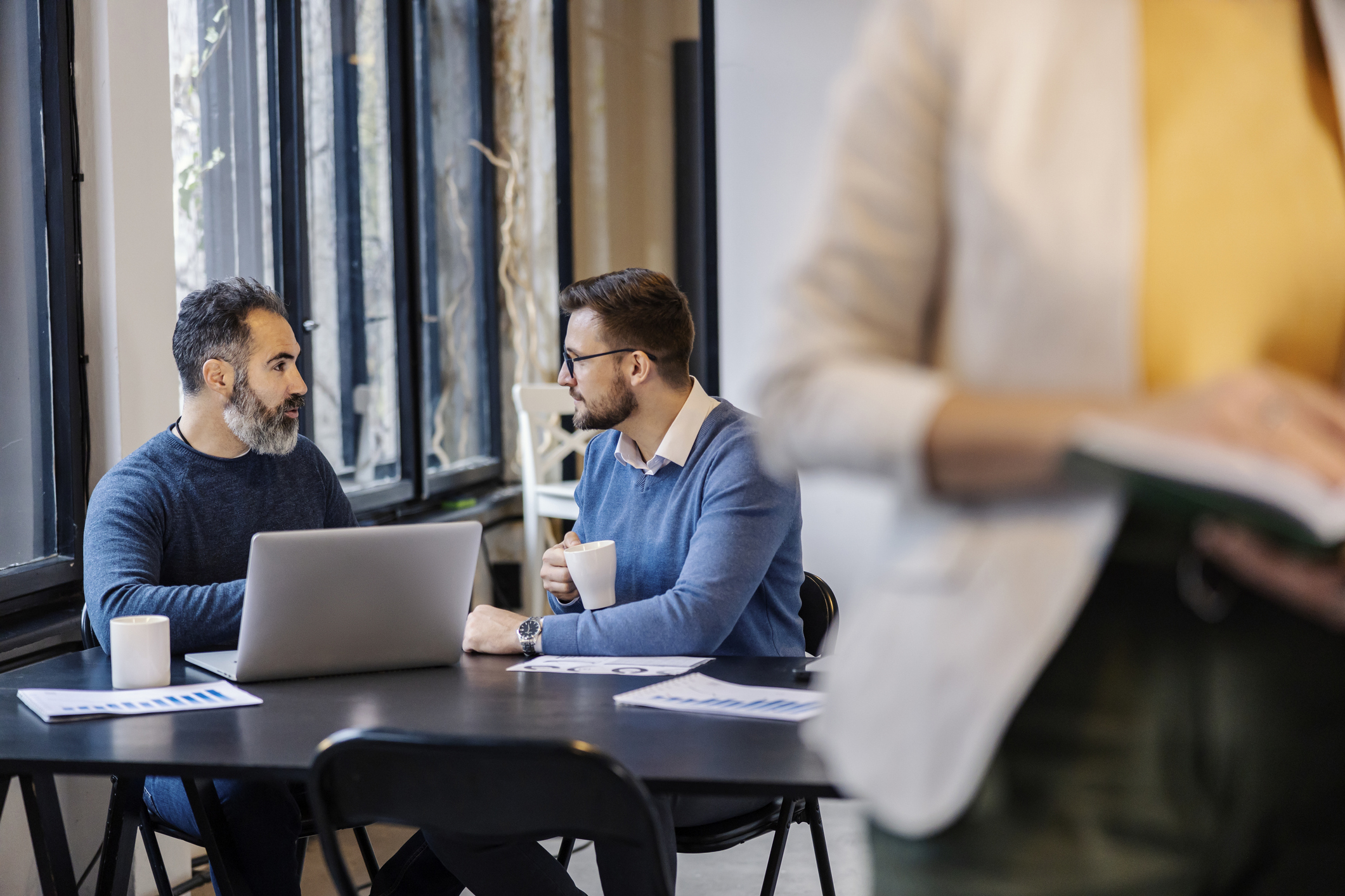Professionals bespreken informatiebeveiliging en bedrijfsgegevens