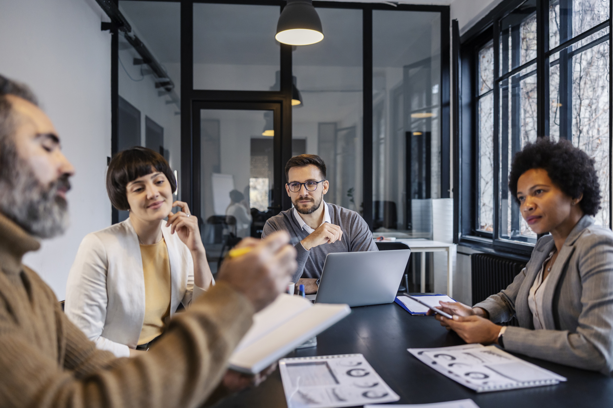 Professionals tijdens een overleg over certificering en compliance