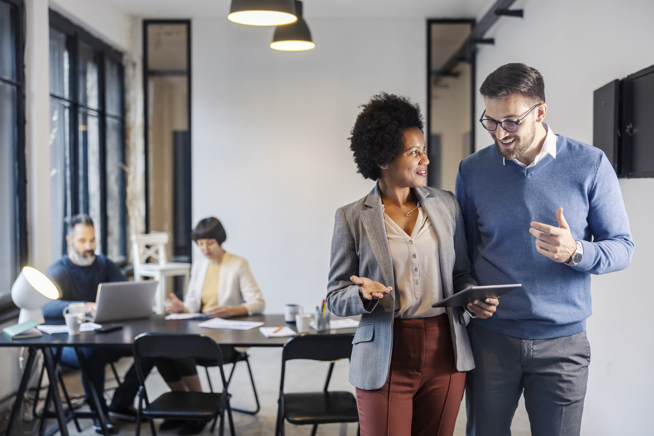 Twee professionals bespreken samen de dienstverlening van een arbodienst