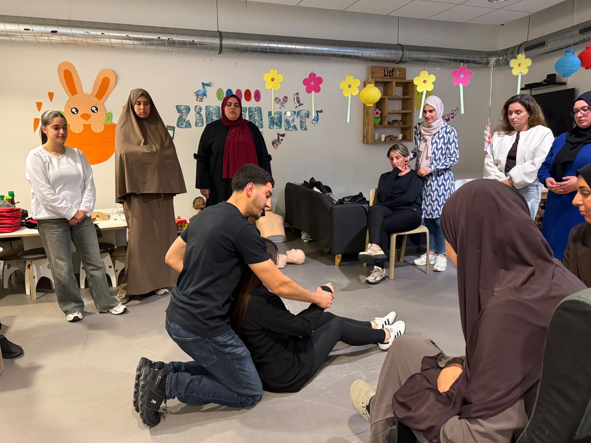 Training op locatie, deelnemers oefenen samen met een GTY-begeleider