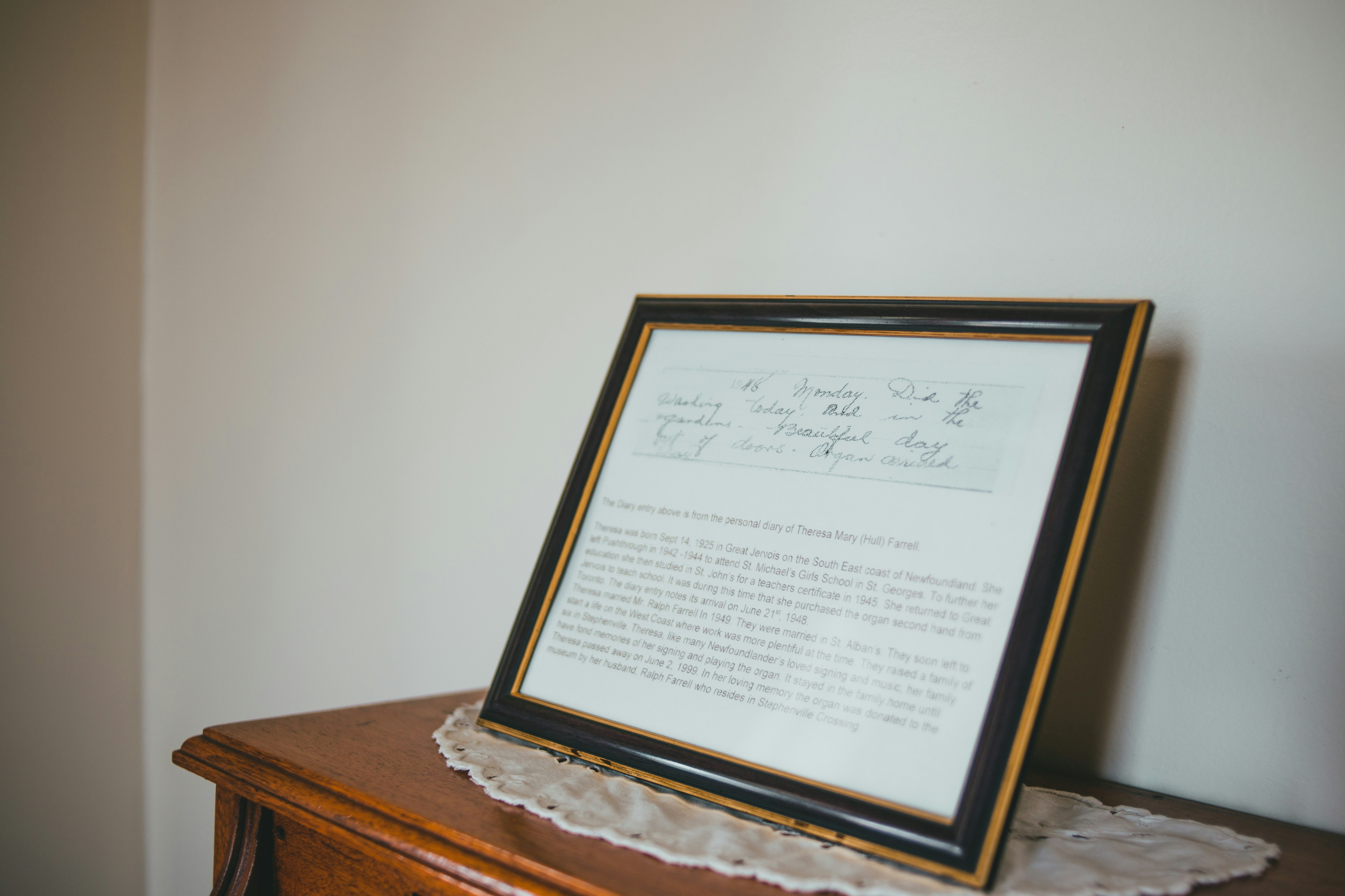 Een ingelijst certificaat op een kast, het symbool dat doorgaans aan een muur eindigt