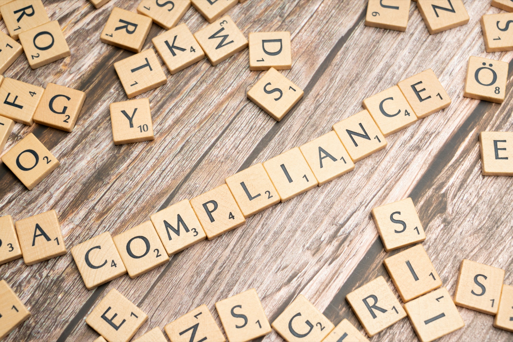 Letters die samen het woord compliance vormen