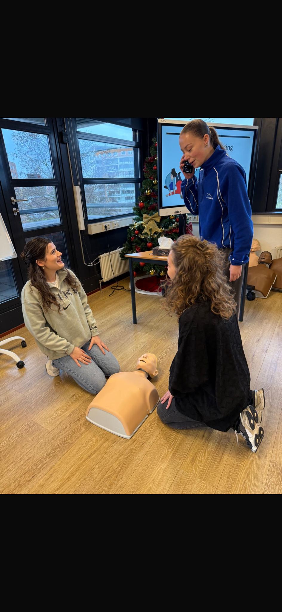 Reanimatietraining met manikin tijdens een BHV-cursus