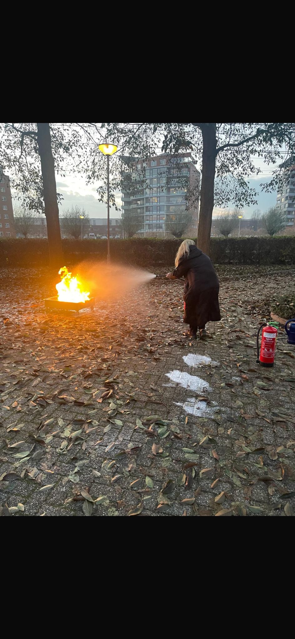 Praktijk blusoefening met een poederblusser tijdens een BHV-training